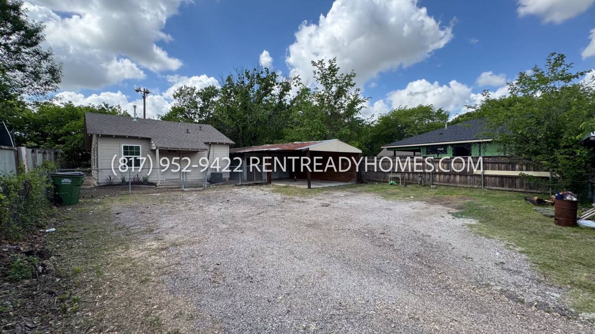 Apartment for rent at 1123 Sunnyside St, Dallas, TX 75211