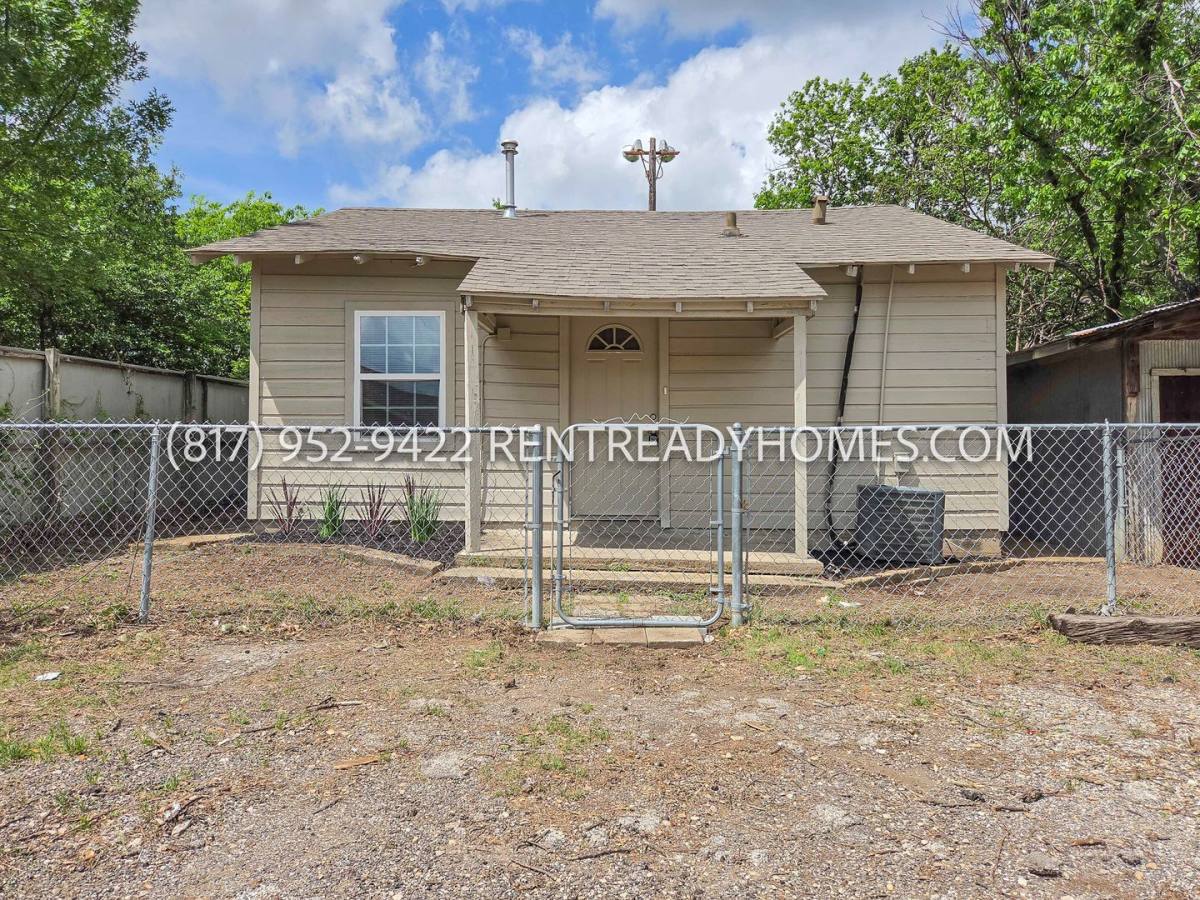 Apartment for rent at 1123 Sunnyside St, Dallas, TX 75211