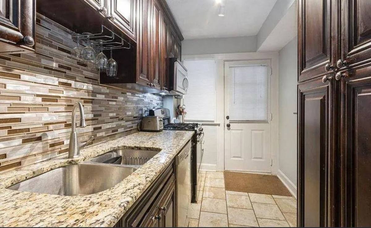 Apartment for rent at 319 E 43rd St, Kansas City, MO 64111