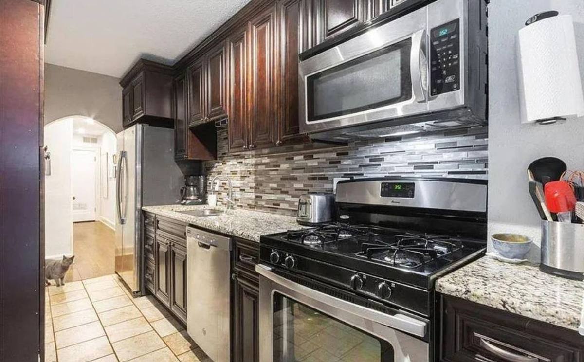 Apartment for rent at 319 E 43rd St, Kansas City, MO 64111