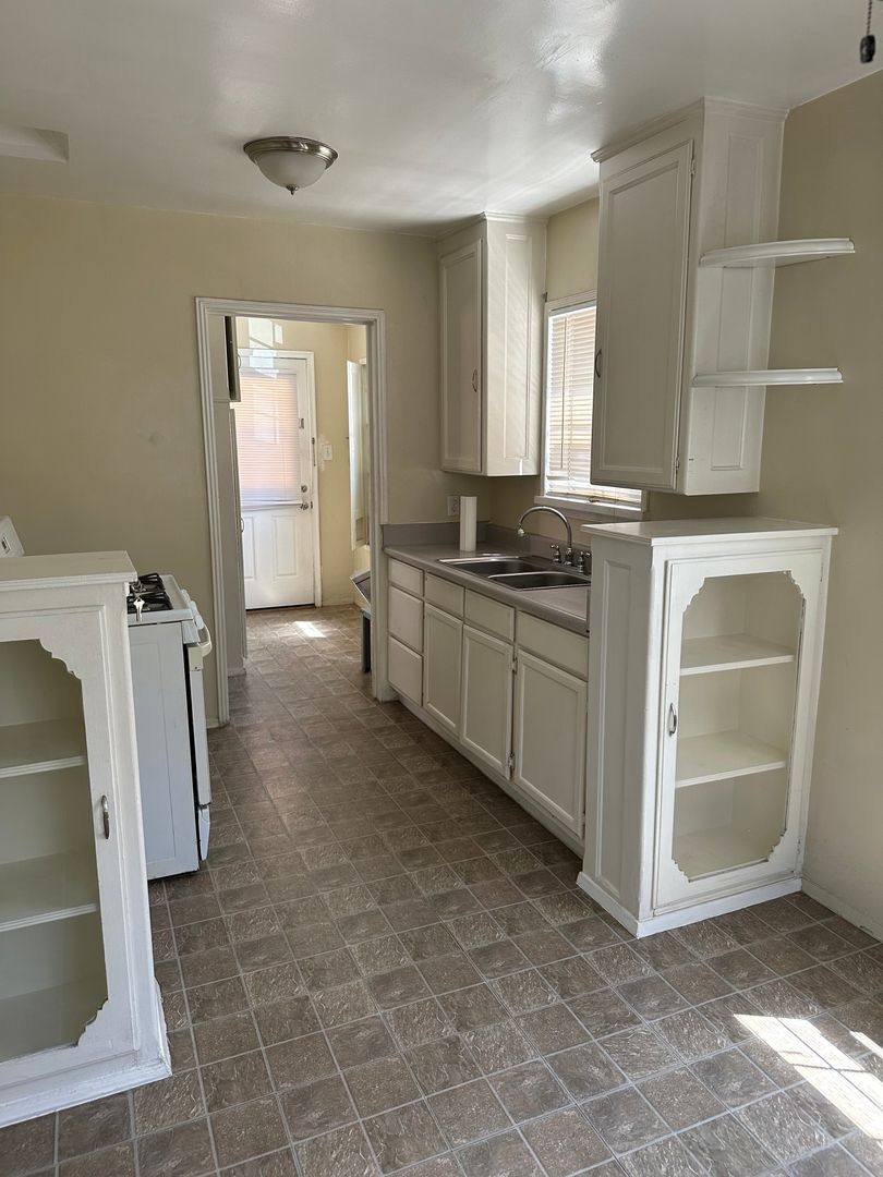 Apartment for rent at 1666-1672 Layfette Rd, Los Angeles, CA 90019