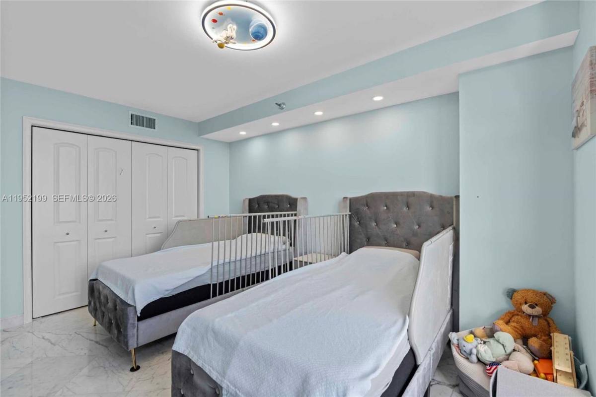 Condo for rent at 3500 Mystic Pointe Dr, Miami, FL 33180
