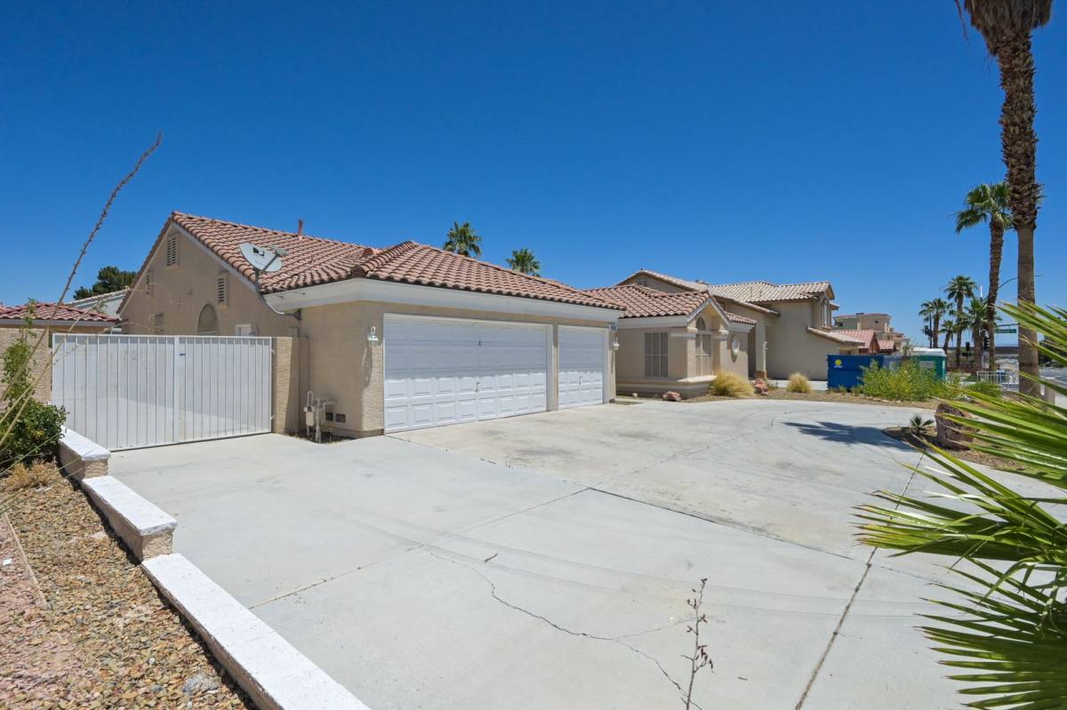 House for rent at 968 E Robindale Rd, Las Vegas, NV 89123