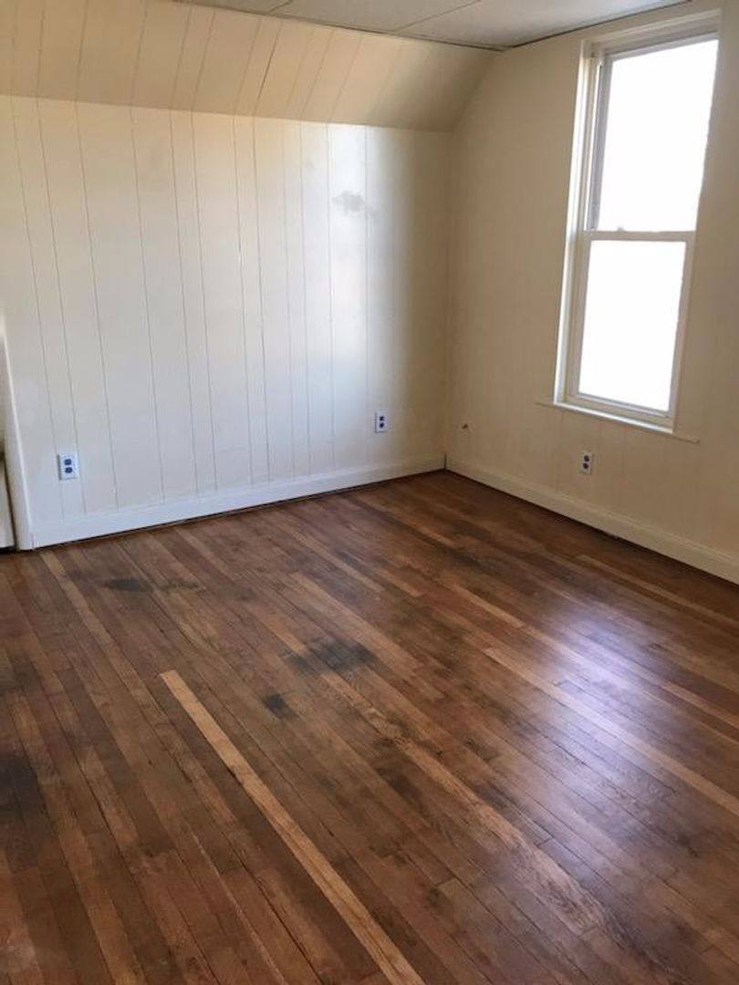 House for rent at 27 N Buena Vista St, Newark, OH 43055