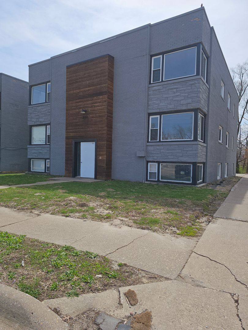 Apartment for rent at 223 E 35th St, Davenport, IA 52806
