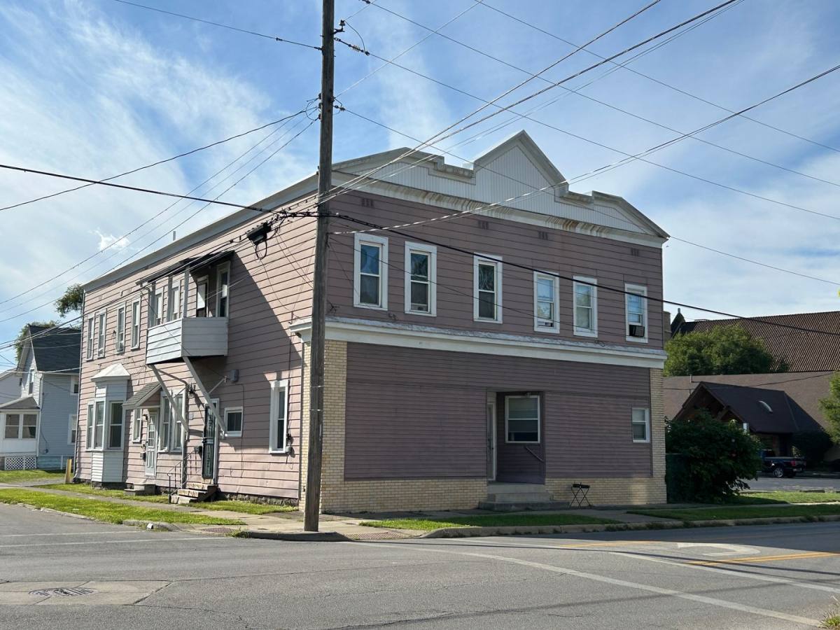 Apartment for rent at 2550 Elyria Ave, Lorain, OH 44055