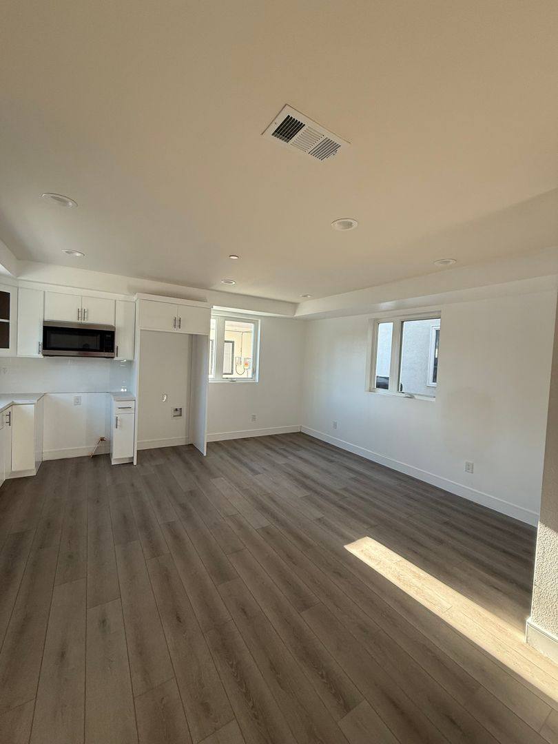 Apartment for rent at 1150 W 38th St, Los Angeles, CA 90037