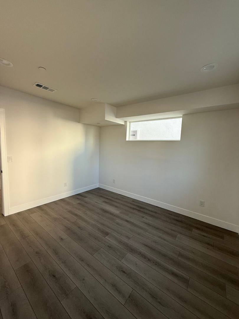 Apartment for rent at 1150 W 38th St, Los Angeles, CA 90037