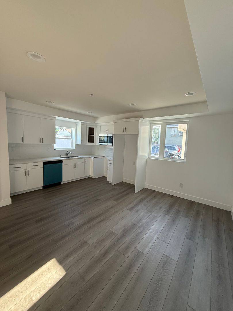 Apartment for rent at 1150 W 38th St, Los Angeles, CA 90037