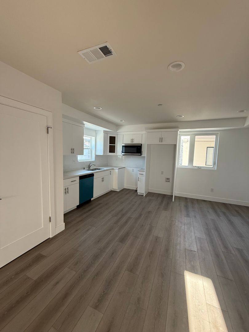 Apartment for rent at 1150 W 38th St, Los Angeles, CA 90037