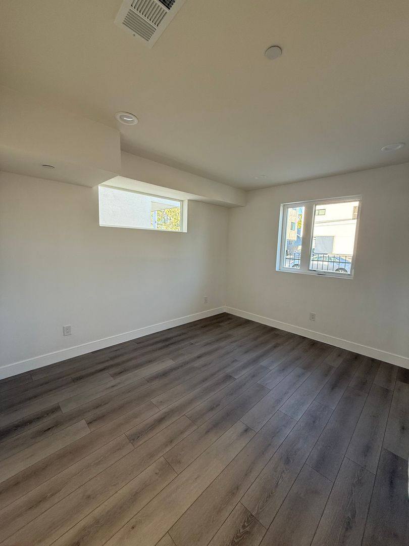 Apartment for rent at 1150 W 38th St, Los Angeles, CA 90037