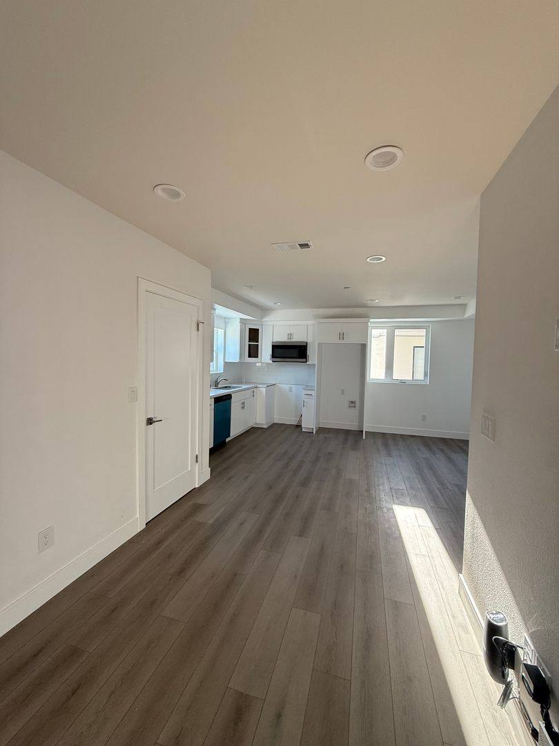 Apartment for rent at 1150 W 38th St, Los Angeles, CA 90037