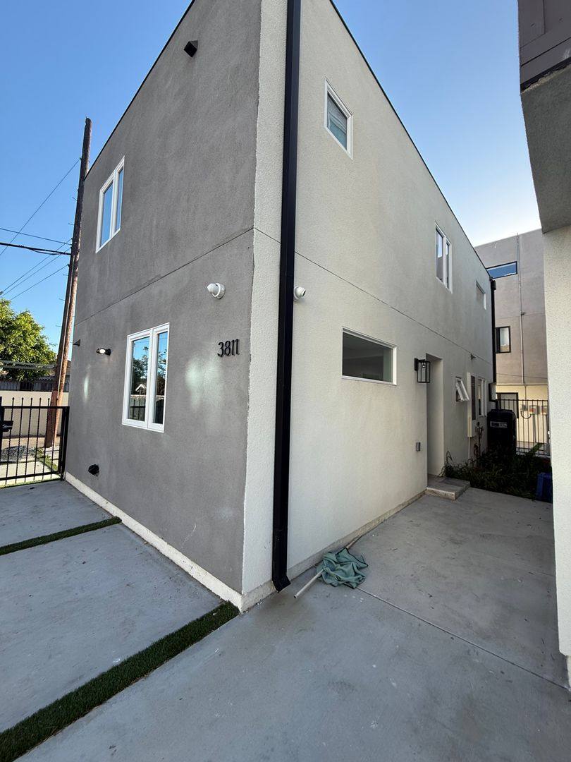Apartment for rent at 1150 W 38th St, Los Angeles, CA 90037