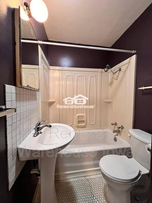 Apartment for rent at 1144 Polk Blvd, Des Moines, IA 50311