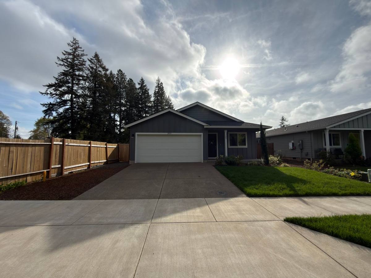 House for rent at 2051 Franklin St, Lebanon, OR 97355
