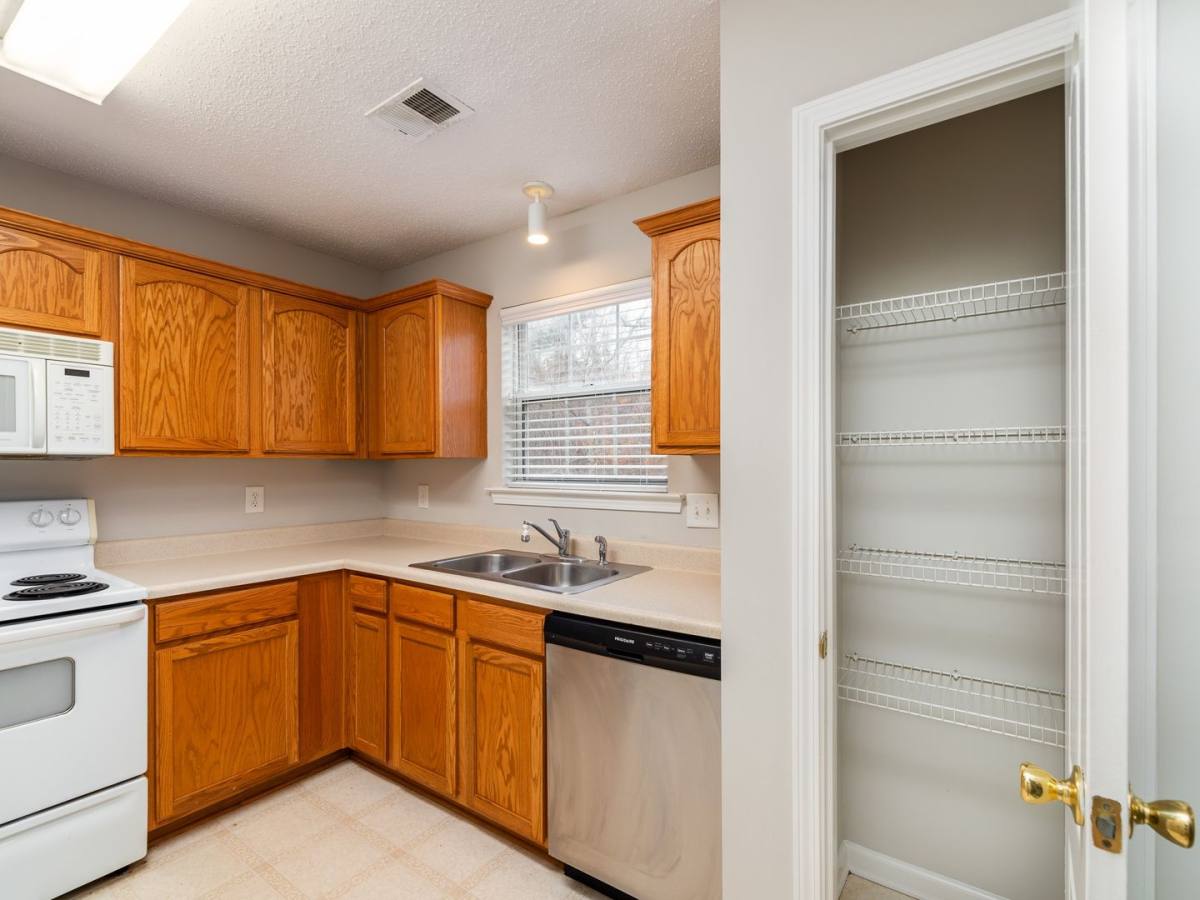 Townhouse for rent at 427 Red Coat Lane, Woodstock, GA 30188