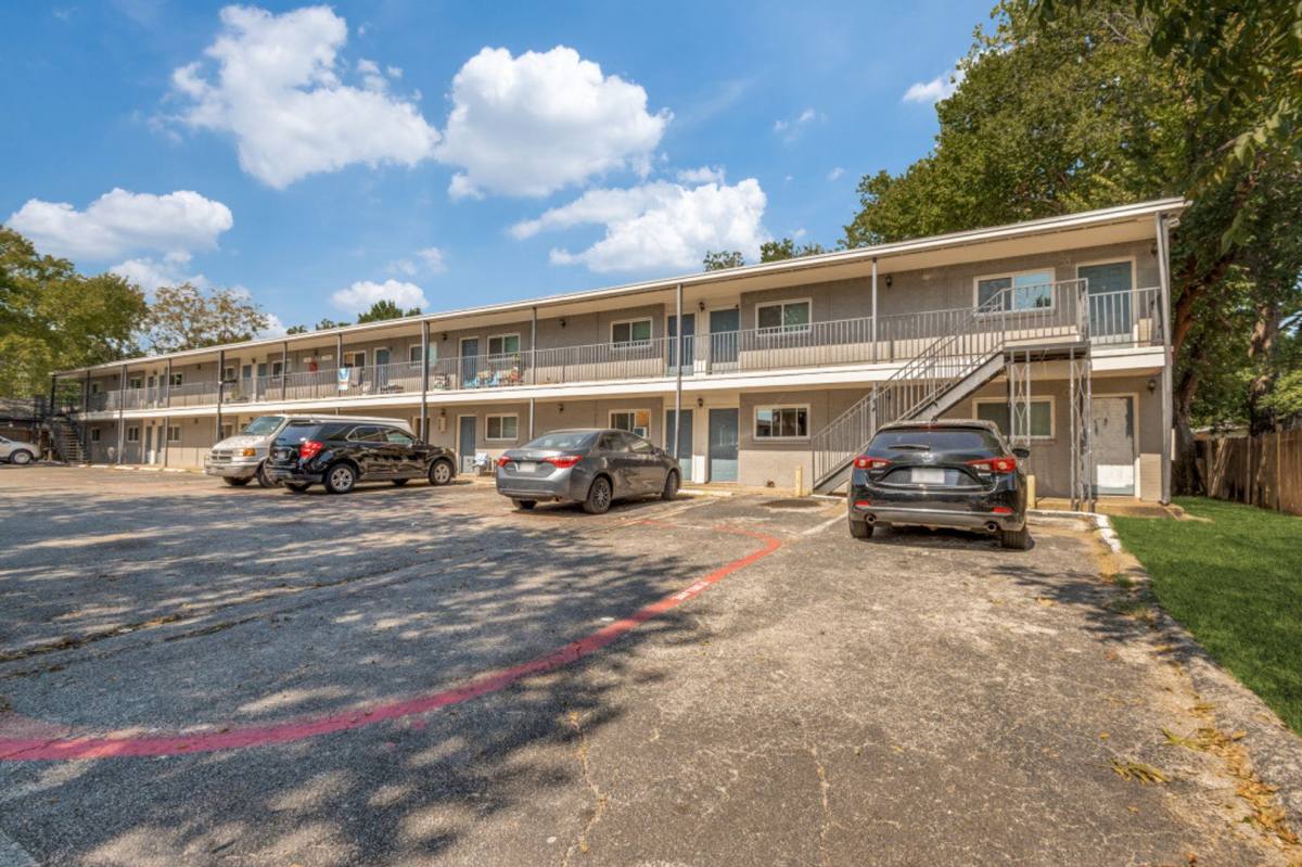 Apartment for rent at 1505 W Lovers Lane, Arlington, TX 76013