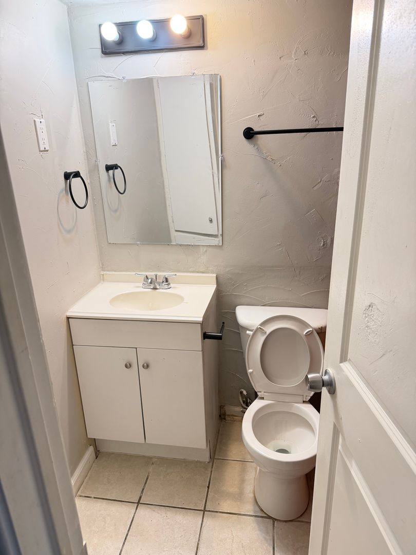 Apartment for rent at 1505 W Lovers Lane, Arlington, TX 76013