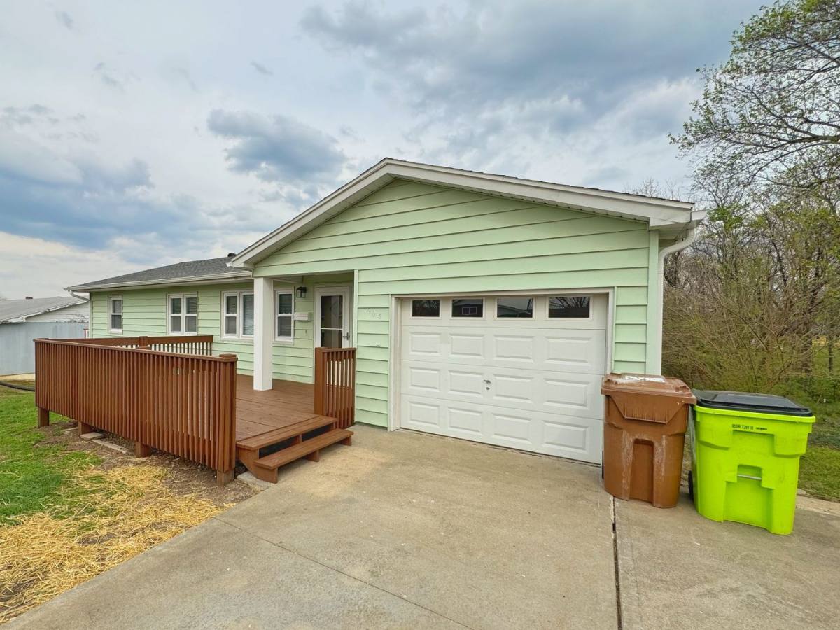 House for rent at 604 Summit Rd, Knob Noster, MO 65336