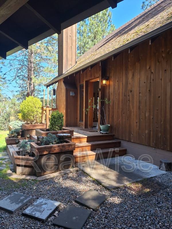 House for rent at 1711 Apache Dr, Medford, OR 97501