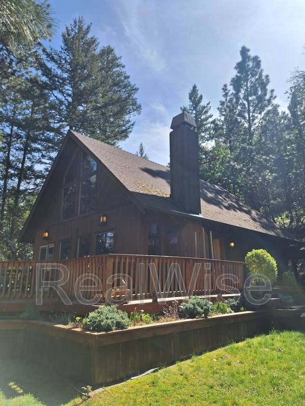 House for rent at 1711 Apache Dr, Medford, OR 97501