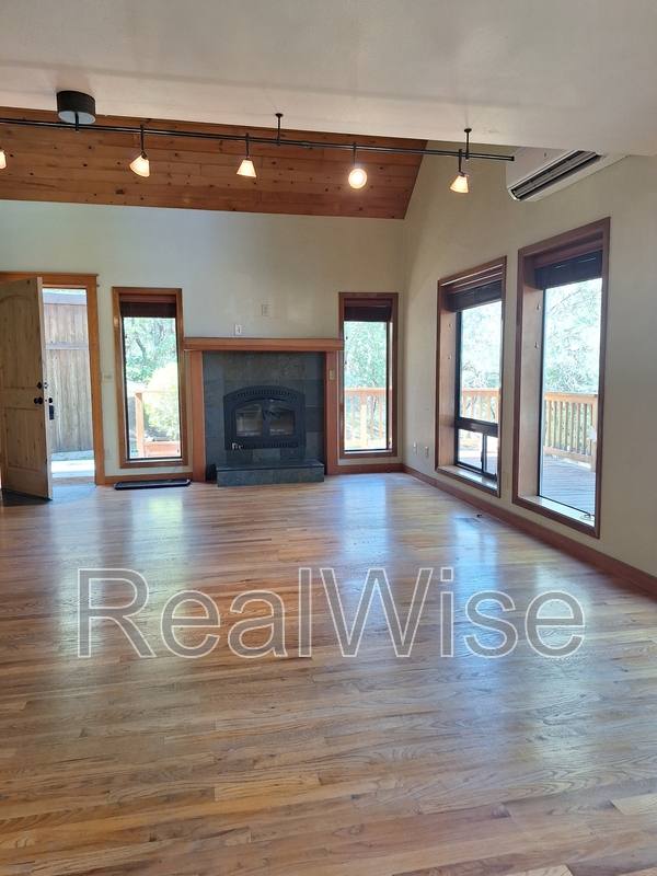 House for rent at 1711 Apache Dr, Medford, OR 97501