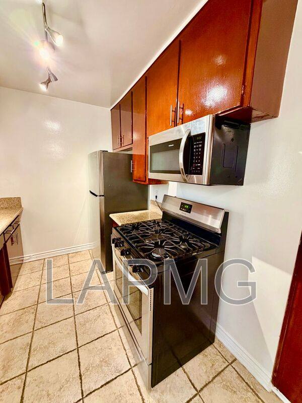 Apartment for rent at 956 Wilcox Ave #12, Los Angeles, CA 90038