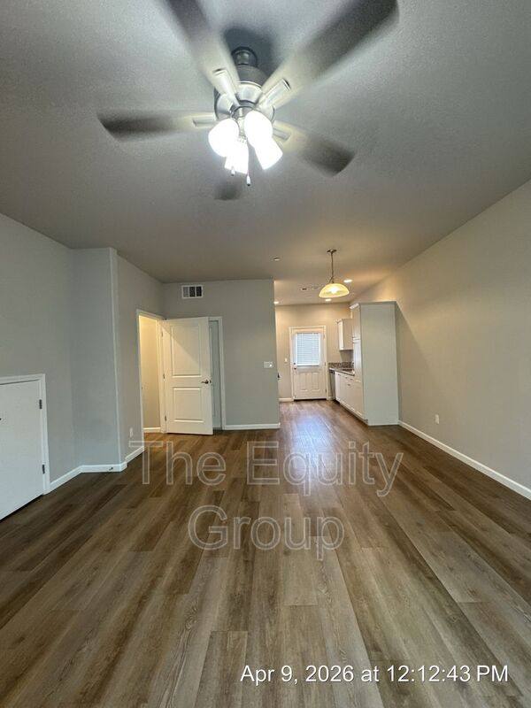Apartment for rent at 414 S Summit St #103, Visalia, CA 93292