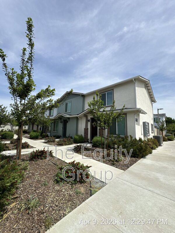 Apartment for rent at 414 S Summit St #103, Visalia, CA 93292