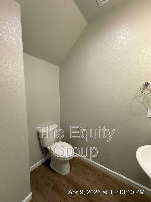 Apartment for rent at 414 S Summit St #103, Visalia, CA 93292