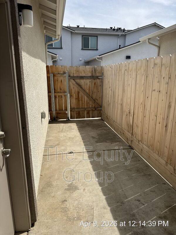 Apartment for rent at 414 S Summit St #103, Visalia, CA 93292