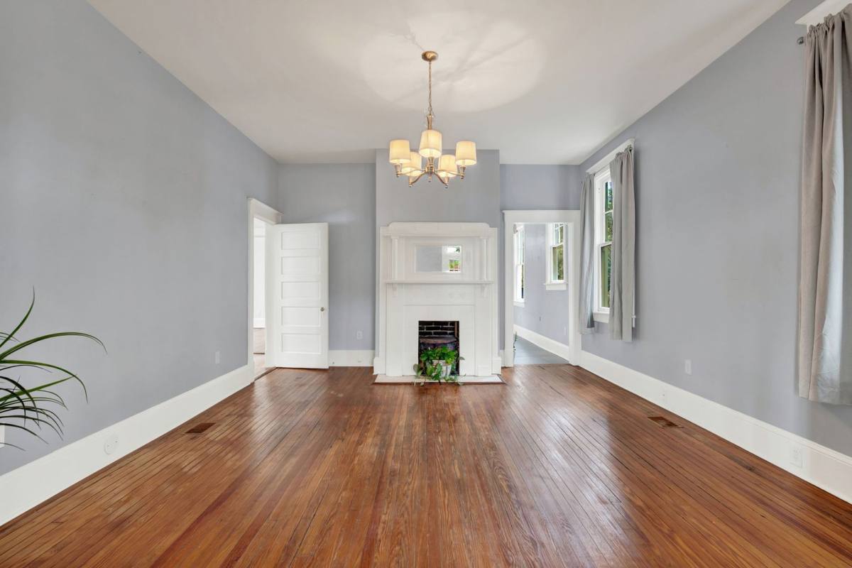 Apartment for rent at 25 E 33rd St, Savannah, GA 31401