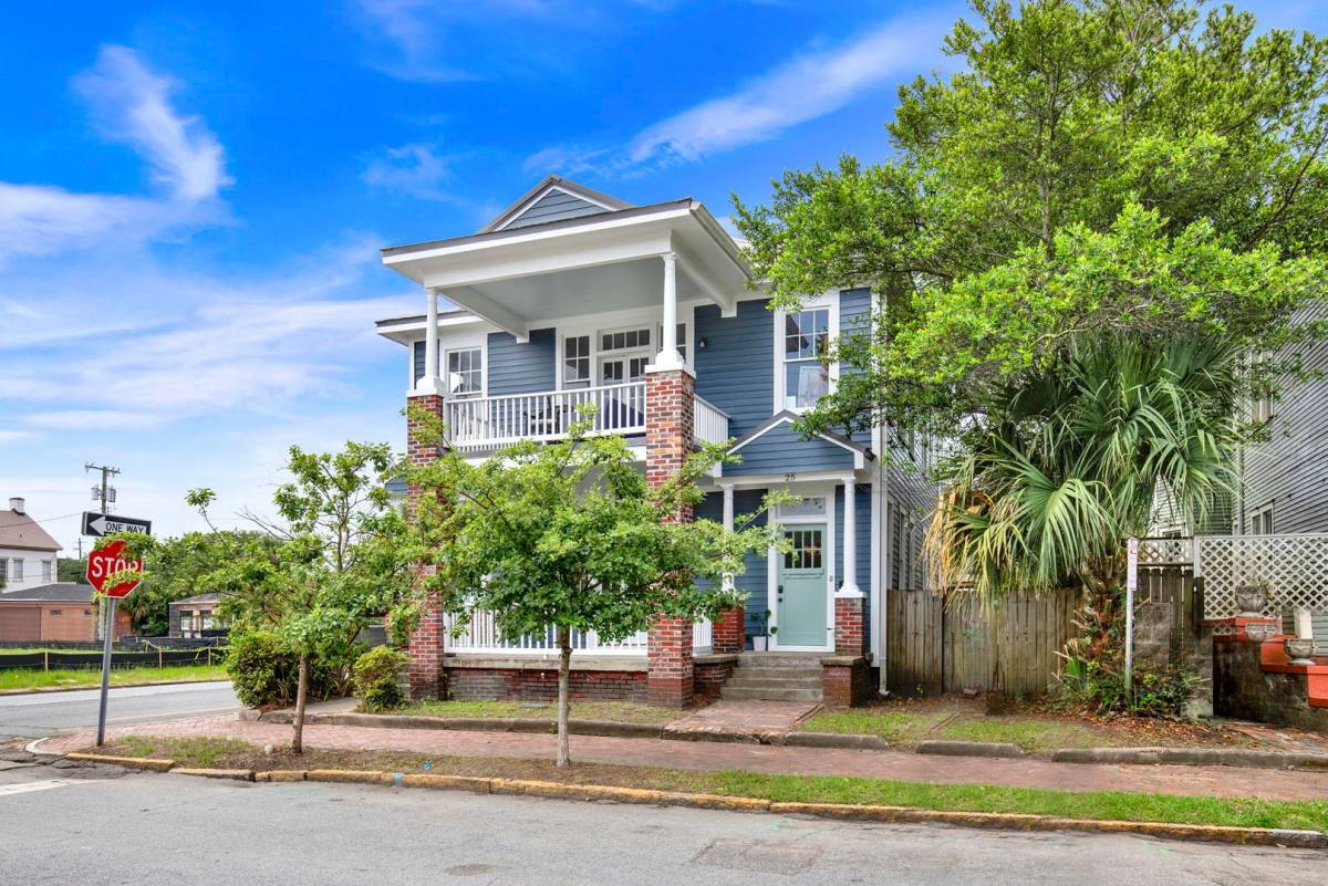 Apartment for rent at 25 E 33rd St, Savannah, GA 31401