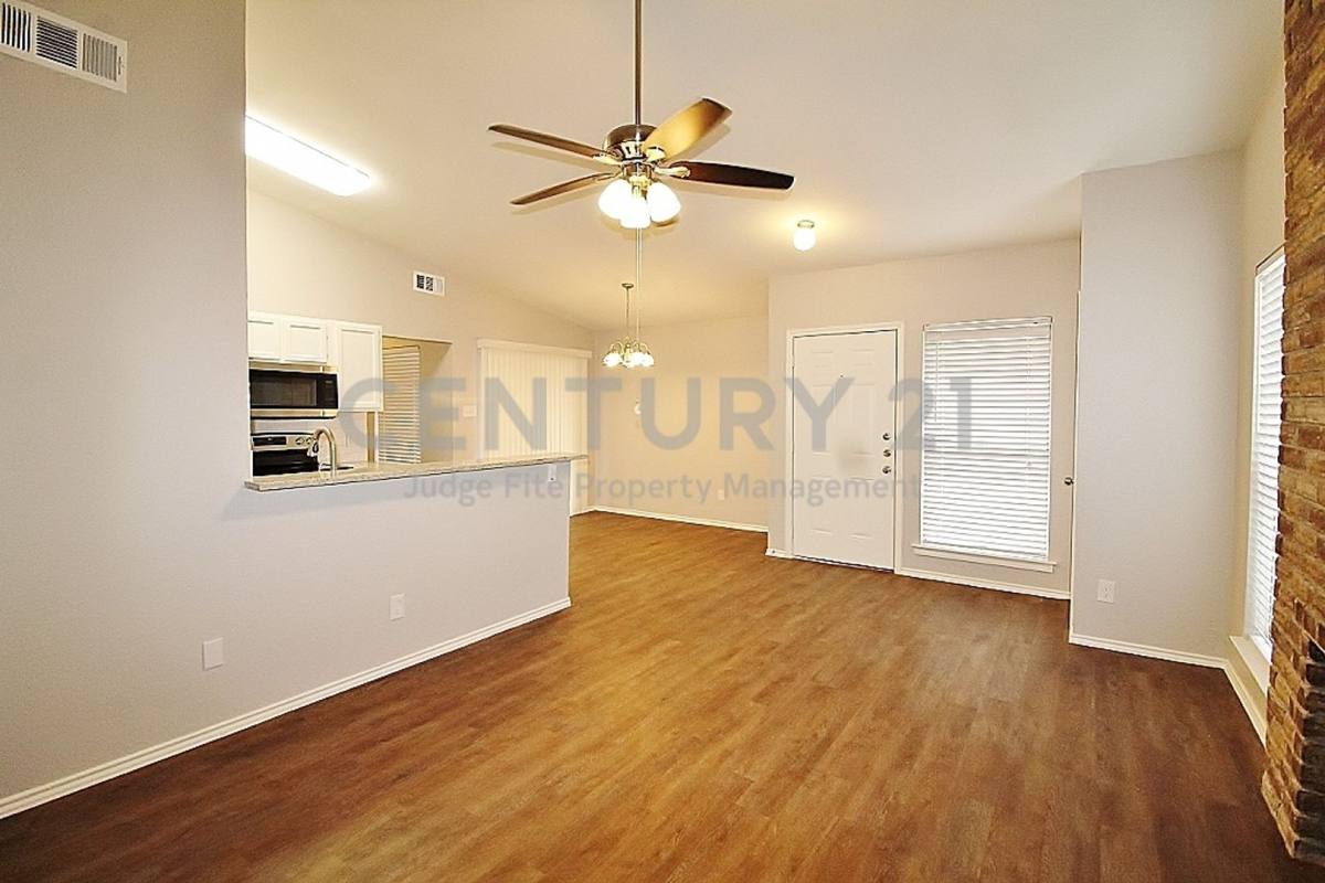House for rent at 6620 S Creek Dr, Fort Worth, TX 76133