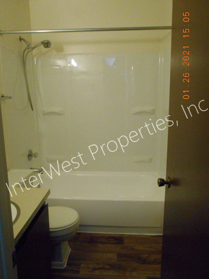 Apartment for rent at 28-1 34-2 SE #60TH, Portland, OR 97215