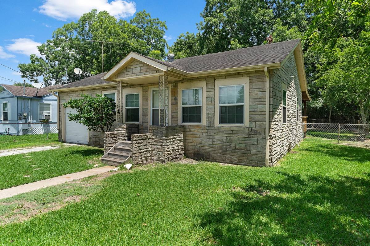 House for rent at 6717 Carver Ave, Hitchcock, TX 77563