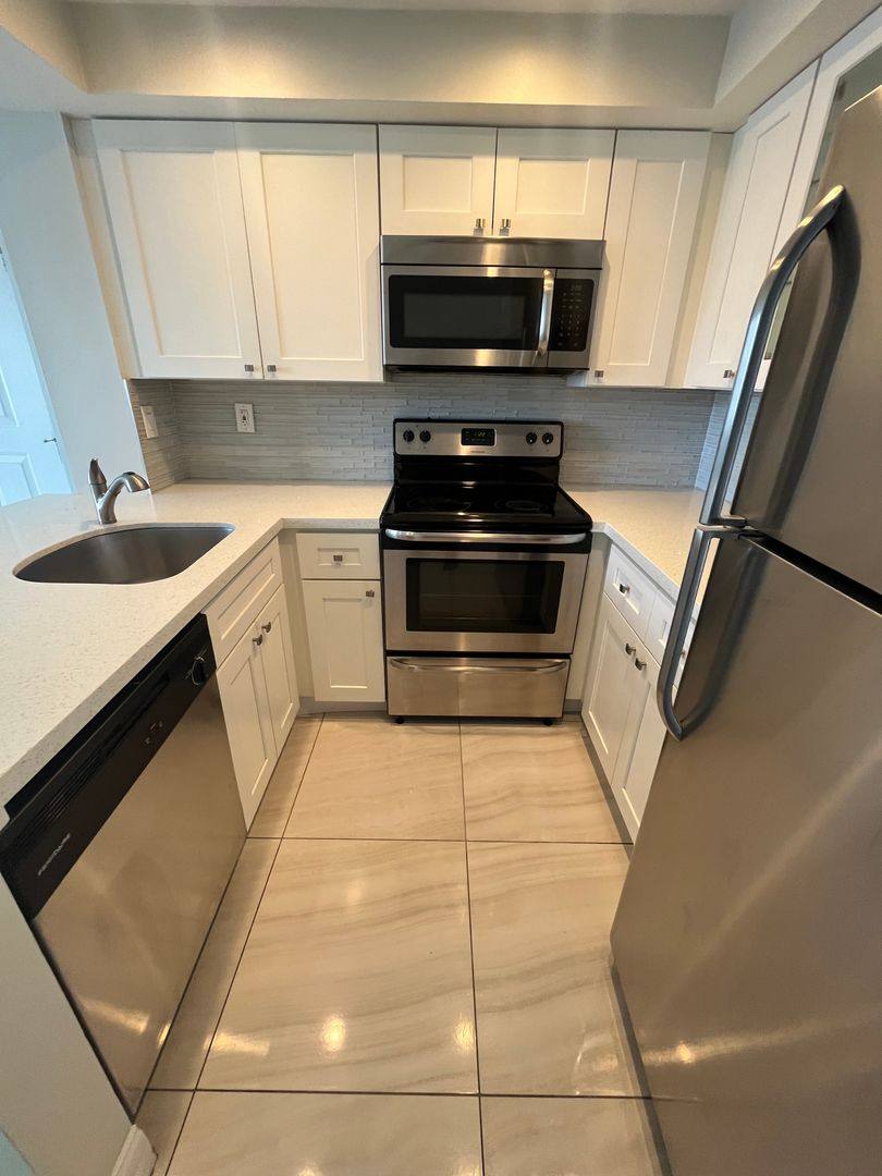 Apartment for rent at 718 Executive Center Dr, West Palm Beach, FL 33401