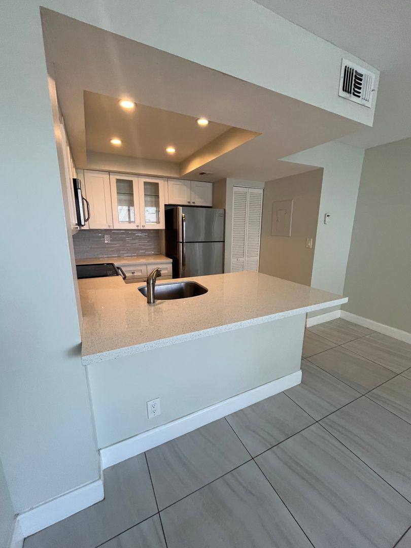 Apartment for rent at 718 Executive Center Dr, West Palm Beach, FL 33401