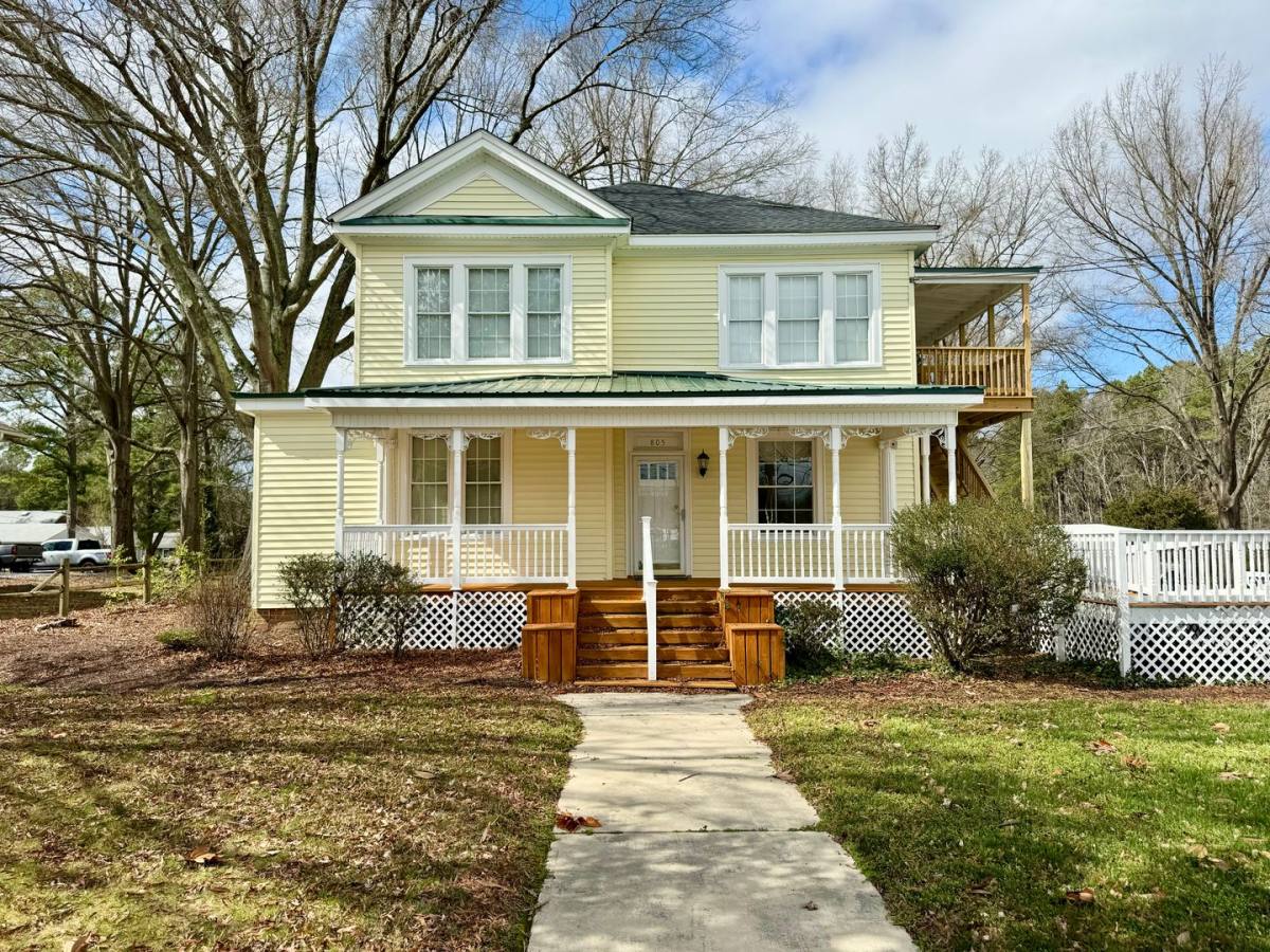 Apartment for rent at 803 N Mecklenburg Ave, South Hill, VA 23970