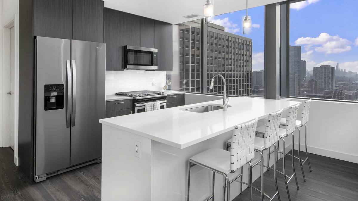 Townhouse for rent at 815 W Agatite Ave, Chicago, IL 60640