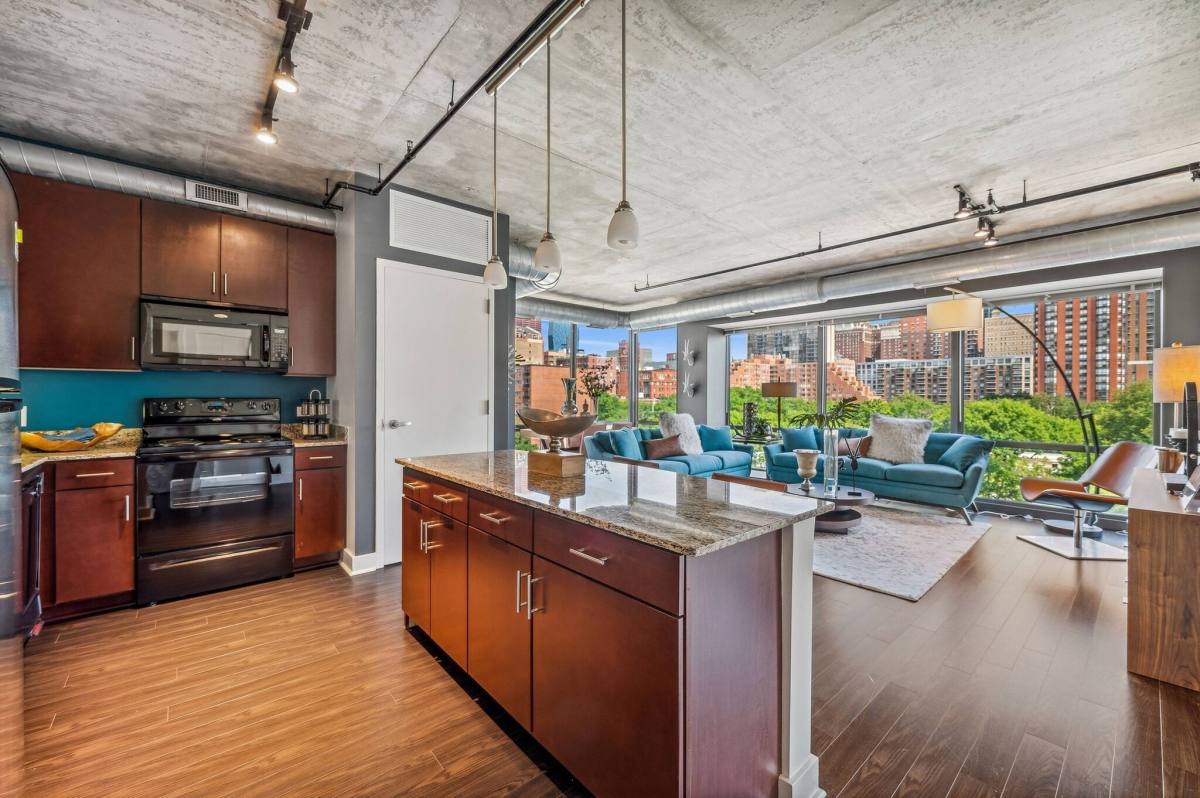 Apartment for rent at 936 S Clark St, Chicago, IL 60605