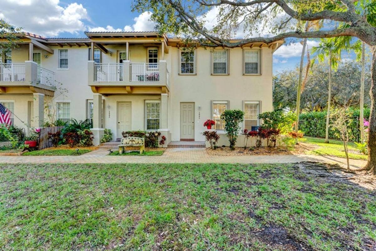 Townhouse for rent at 406 NW 25th Ave, Boynton Beach, FL 33426