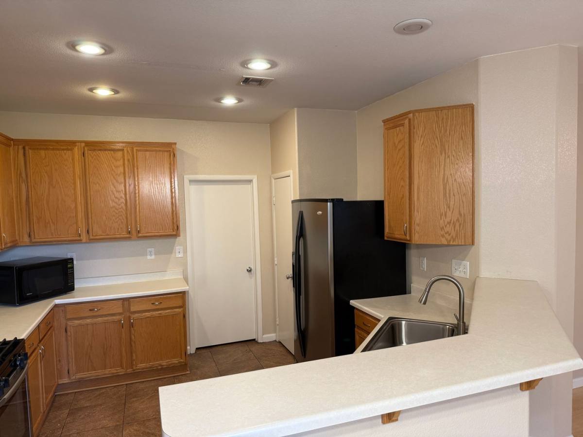 Townhouse for rent at 1358 Grass Creek Ave, Henderson, NV 89012