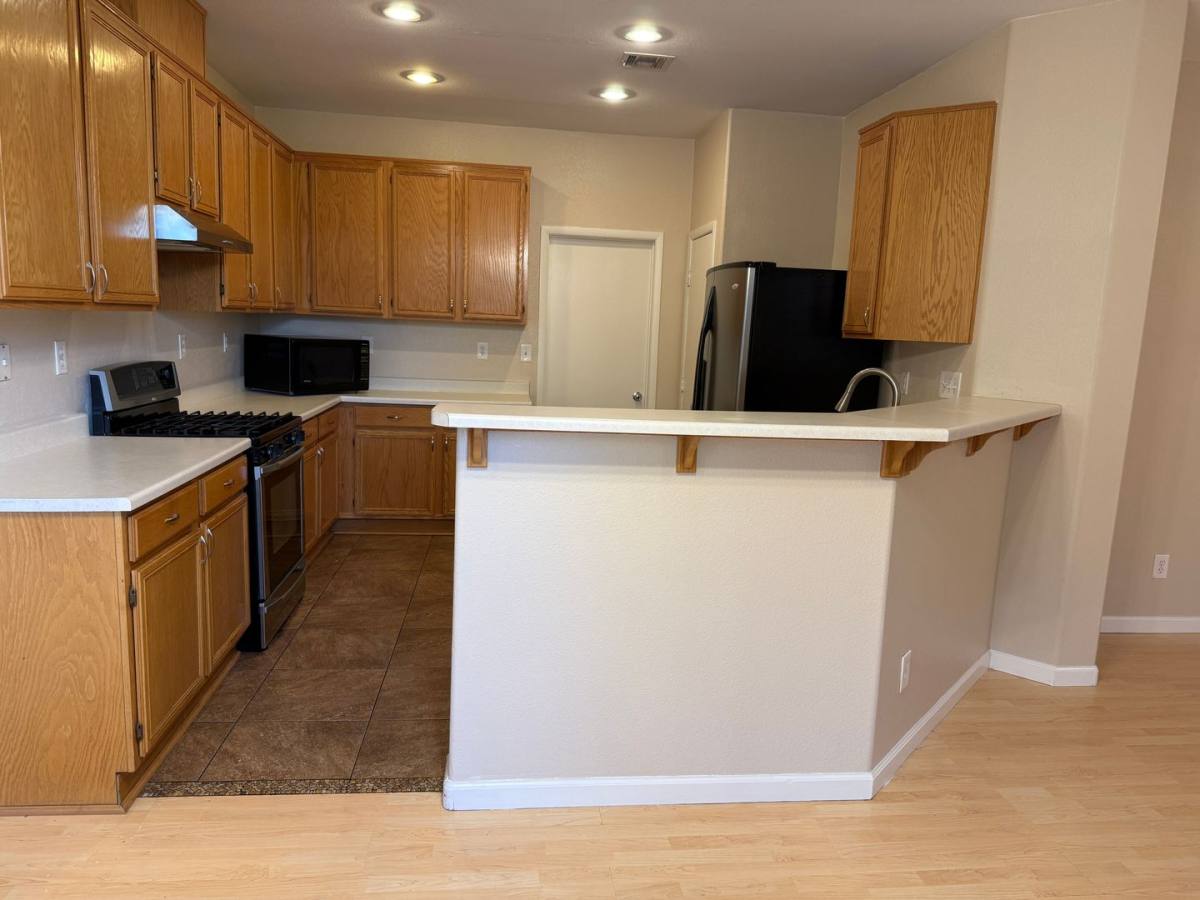Townhouse for rent at 1358 Grass Creek Ave, Henderson, NV 89012
