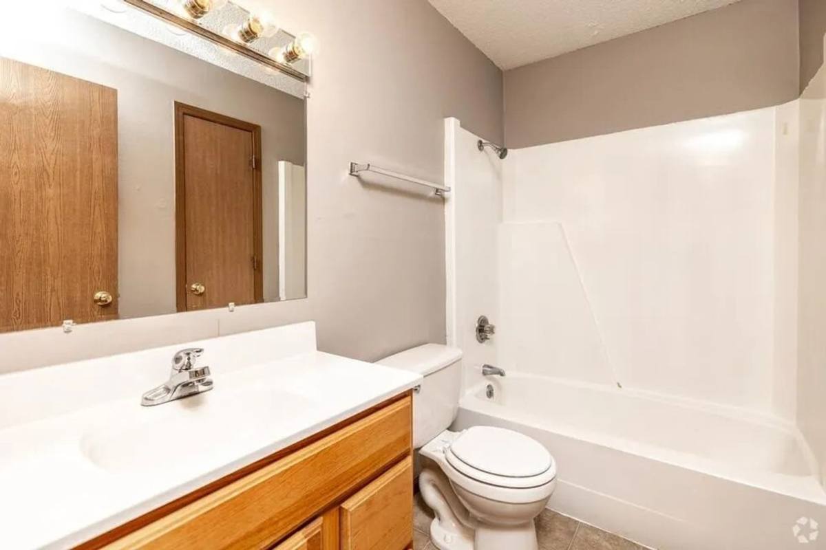 Apartment for rent at 1014 Oakcrest St, Iowa City, IA 52246