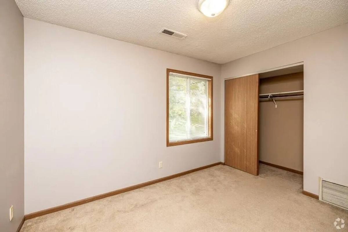 Apartment for rent at 1014 Oakcrest St, Iowa City, IA 52246