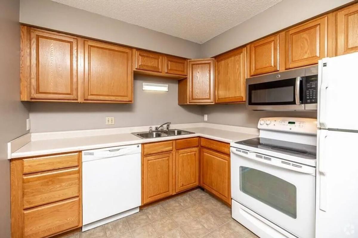 Apartment for rent at 1014 Oakcrest St, Iowa City, IA 52246