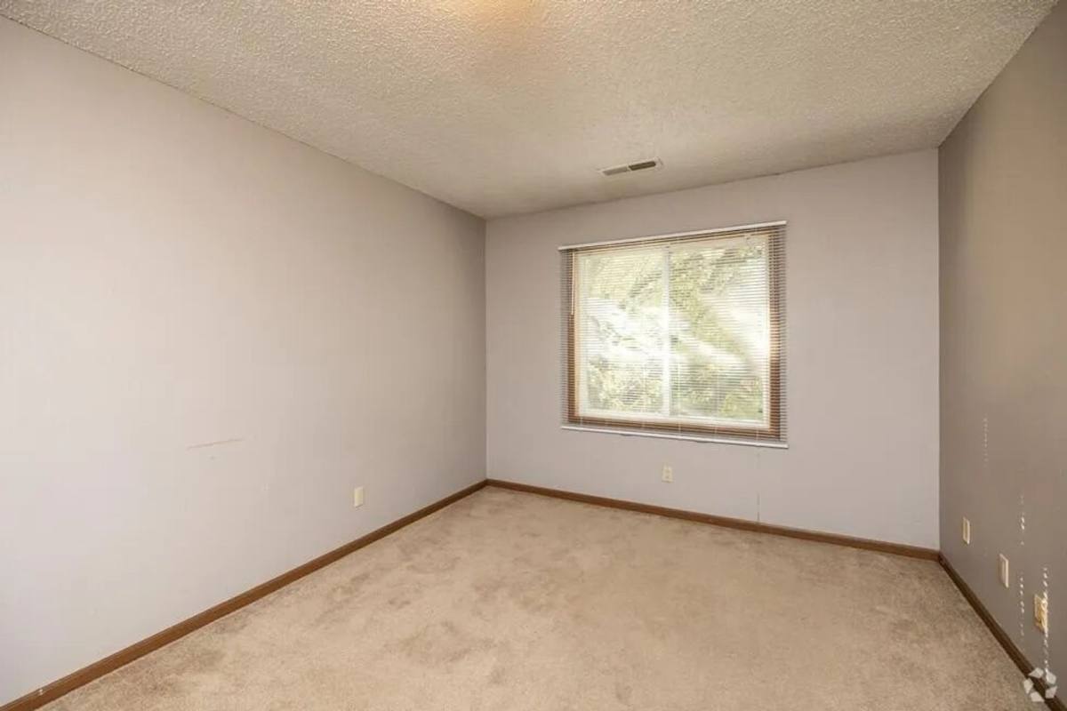 Apartment for rent at 1014 Oakcrest St, Iowa City, IA 52246