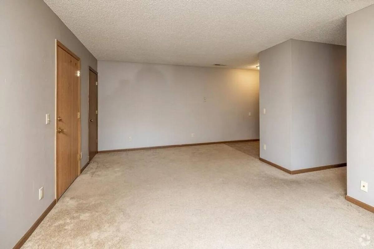 Apartment for rent at 1014 Oakcrest St, Iowa City, IA 52246