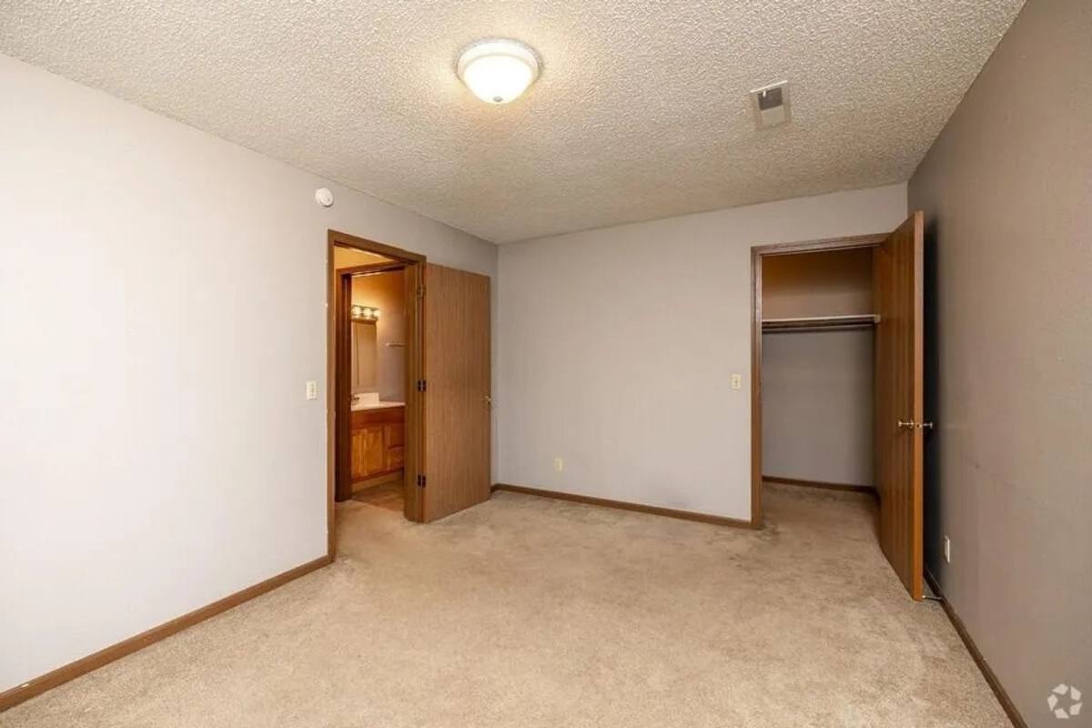 Apartment for rent at 1014 Oakcrest St, Iowa City, IA 52246